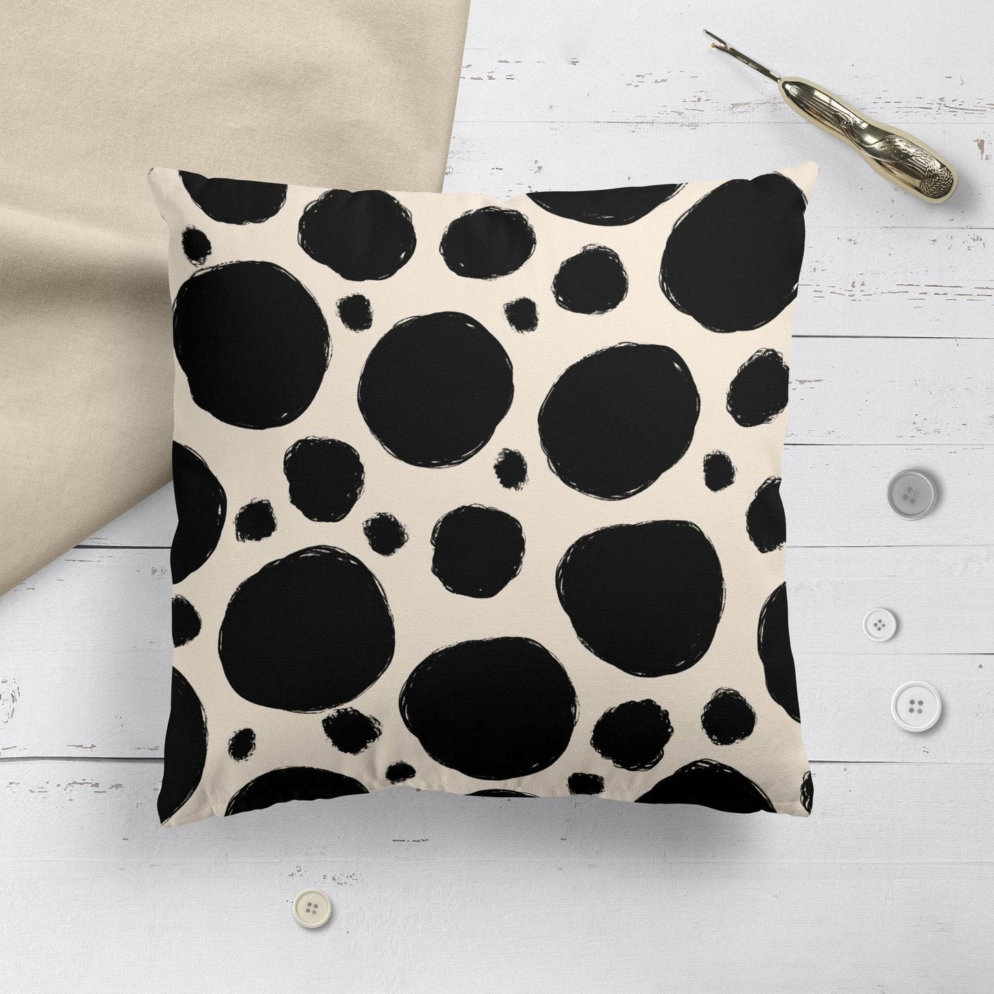 Throw Pillow with Black Dots - HypeSheriff Europe