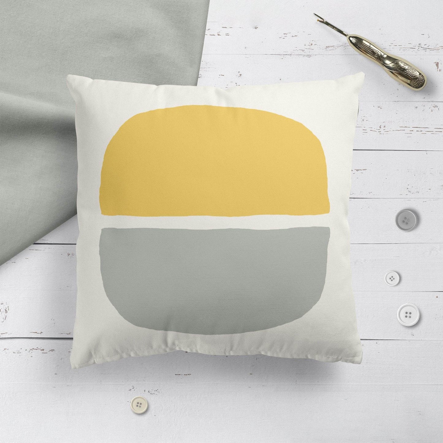 Minimalist Throw Pillow - HypeSheriff Europe